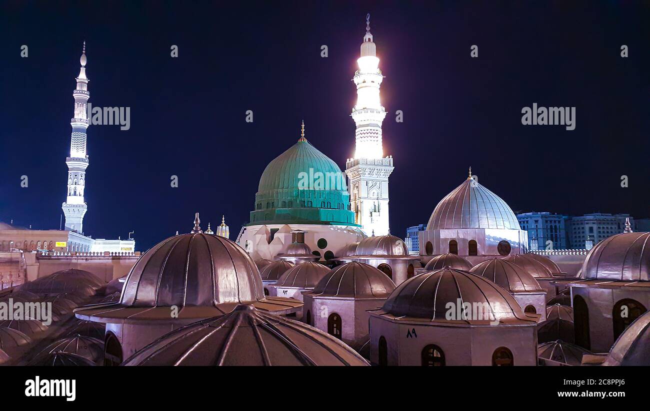 Medina / Saudi-Arabien - 8. Jun 2015: Prophet Mohammed Moschee, Al Masjid und Nabawi bei Nacht - Umra und Hadsch - Muslim`s heiligen Ländern . Grüner Untergang Stockfoto